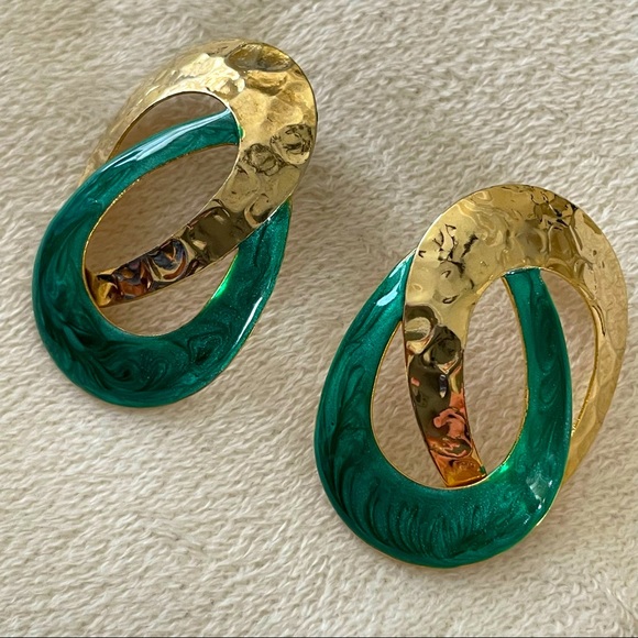 VINTAGE : Gold and Green Enamel Pierced Earrings - Picture 2 of 7